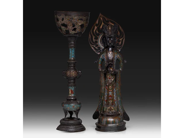 A japanese champlevé enameled bronze of kannon and a ditto lamp, meiji period (1868-1912), h 72 cm / h 68 cm - afbeelding 1 van  8