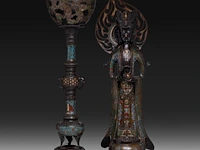 A japanese champlevé enameled bronze of kannon and a ditto lamp, meiji period (1868-1912), h 72 cm / h 68 cm