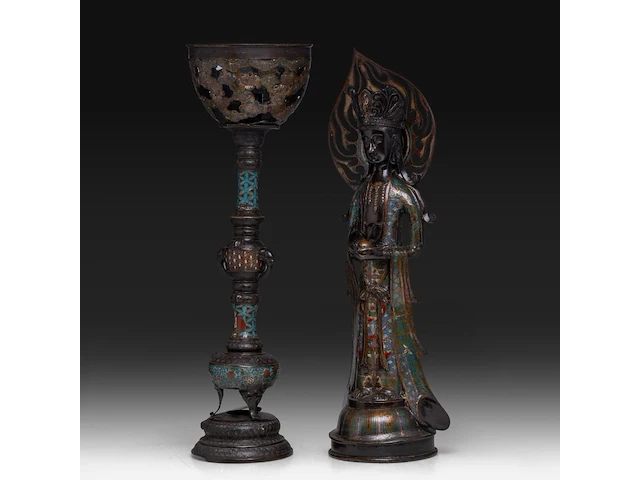 A japanese champlevé enameled bronze of kannon and a ditto lamp, meiji period (1868-1912), h 72 cm / h 68 cm - afbeelding 2 van  8