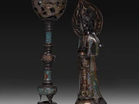 A japanese champlevé enameled bronze of kannon and a ditto lamp, meiji period (1868-1912), h 72 cm / h 68 cm - afbeelding 2 van  8