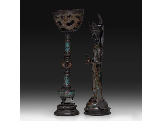 A japanese champlevé enameled bronze of kannon and a ditto lamp, meiji period (1868-1912), h 72 cm / h 68 cm - afbeelding 3 van  8