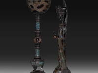 A japanese champlevé enameled bronze of kannon and a ditto lamp, meiji period (1868-1912), h 72 cm / h 68 cm - afbeelding 3 van  8