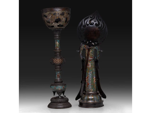 A japanese champlevé enameled bronze of kannon and a ditto lamp, meiji period (1868-1912), h 72 cm / h 68 cm - afbeelding 4 van  8