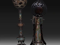 A japanese champlevé enameled bronze of kannon and a ditto lamp, meiji period (1868-1912), h 72 cm / h 68 cm - afbeelding 4 van  8