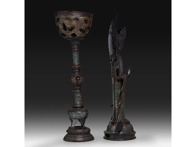 A japanese champlevé enameled bronze of kannon and a ditto lamp, meiji period (1868-1912), h 72 cm / h 68 cm - afbeelding 5 van  8