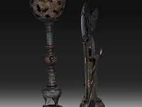A japanese champlevé enameled bronze of kannon and a ditto lamp, meiji period (1868-1912), h 72 cm / h 68 cm - afbeelding 5 van  8