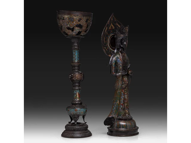A japanese champlevé enameled bronze of kannon and a ditto lamp, meiji period (1868-1912), h 72 cm / h 68 cm - afbeelding 6 van  8