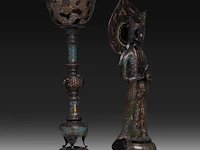 A japanese champlevé enameled bronze of kannon and a ditto lamp, meiji period (1868-1912), h 72 cm / h 68 cm - afbeelding 6 van  8