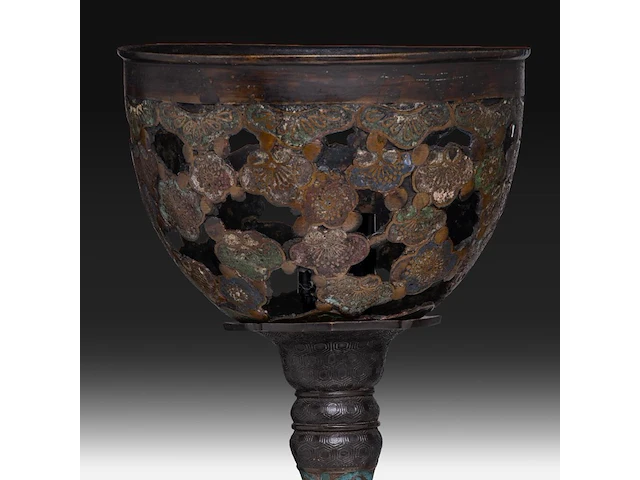 A japanese champlevé enameled bronze of kannon and a ditto lamp, meiji period (1868-1912), h 72 cm / h 68 cm - afbeelding 8 van  8