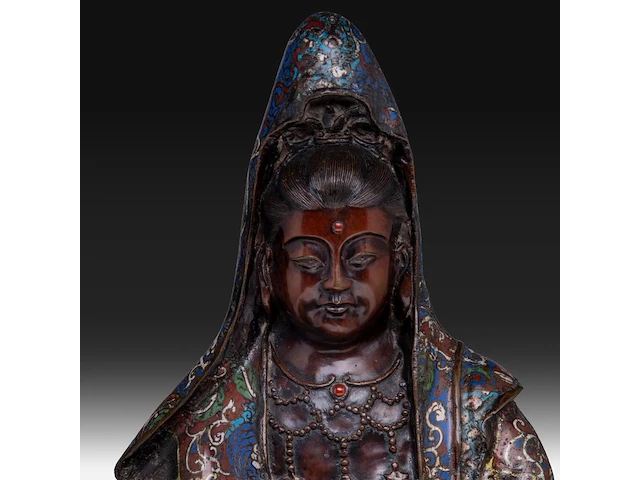 A japanese champlevé enamelled bronze of kannon, meiji period (1868-1912), h 52 cm - afbeelding 7 van  9