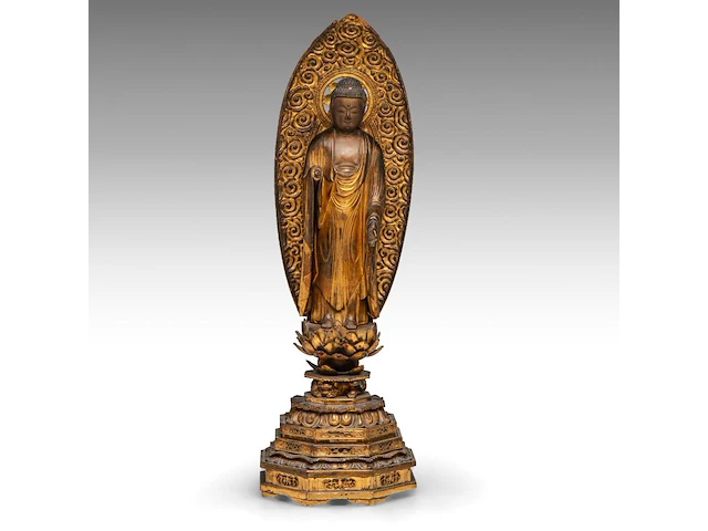 A japanese gilt lacquered figure of amida nyorai (amitabha), standing on a lotus base, meiji period, total h 78,5 cm - afbeelding 1 van  8
