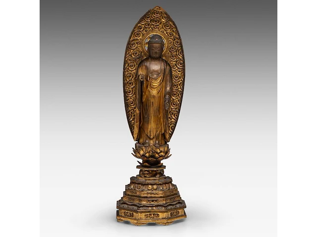 A japanese gilt lacquered figure of amida nyorai (amitabha), standing on a lotus base, meiji period, total h 78,5 cm - afbeelding 2 van  8