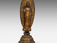 A japanese gilt lacquered figure of amida nyorai (amitabha), standing on a lotus base, meiji period, total h 78,5 cm - afbeelding 2 van  8