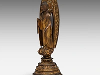 A japanese gilt lacquered figure of amida nyorai (amitabha), standing on a lotus base, meiji period, total h 78,5 cm - afbeelding 3 van  8