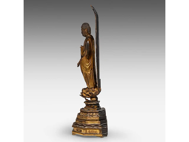 A japanese gilt lacquered figure of amida nyorai (amitabha), standing on a lotus base, meiji period, total h 78,5 cm - afbeelding 4 van  8