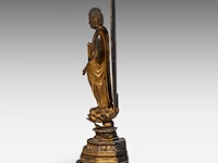 A japanese gilt lacquered figure of amida nyorai (amitabha), standing on a lotus base, meiji period, total h 78,5 cm - afbeelding 4 van  8
