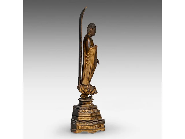 A japanese gilt lacquered figure of amida nyorai (amitabha), standing on a lotus base, meiji period, total h 78,5 cm - afbeelding 6 van  8