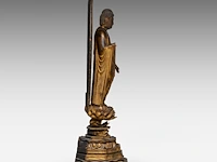 A japanese gilt lacquered figure of amida nyorai (amitabha), standing on a lotus base, meiji period, total h 78,5 cm - afbeelding 6 van  8
