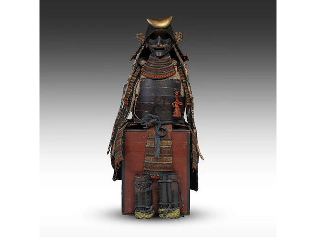 A japanese gusoku or samurai armour, 20thc, total h 130 cm - afbeelding 1 van  7