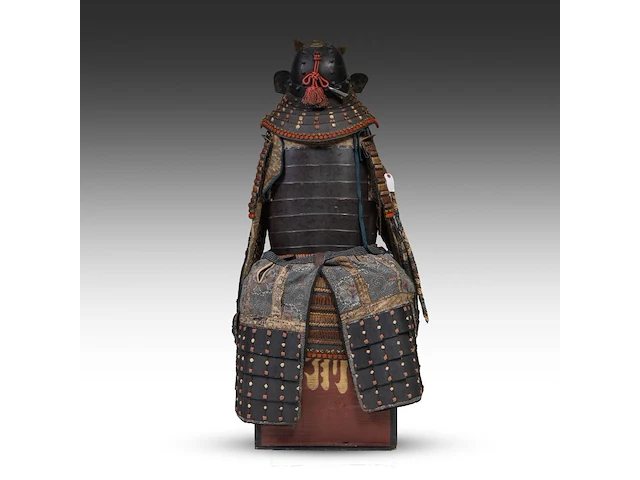 A japanese gusoku or samurai armour, 20thc, total h 130 cm - afbeelding 4 van  7