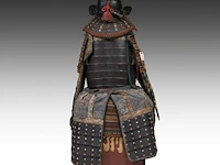 A japanese gusoku or samurai armour, 20thc, total h 130 cm - afbeelding 4 van  7