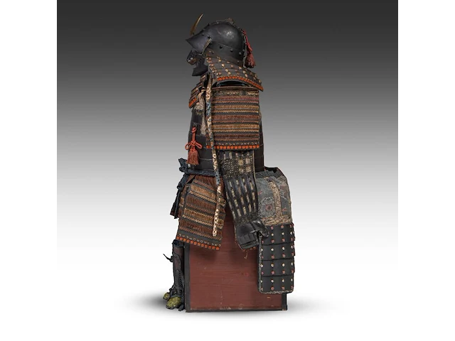 A japanese gusoku or samurai armour, 20thc, total h 130 cm - afbeelding 5 van  7