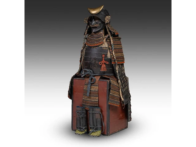 A japanese gusoku or samurai armour, 20thc, total h 130 cm - afbeelding 6 van  7