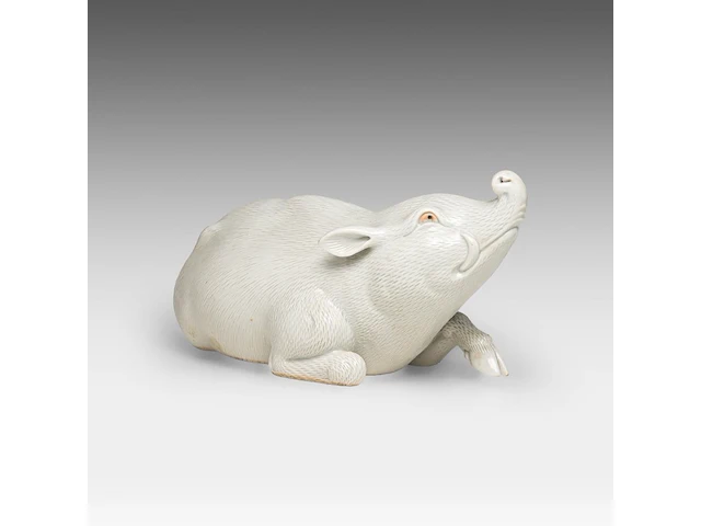 A japanese hirado white-glazed porcelain okimono of a boar, meiji period (1868-1912), l 24 cm - afbeelding 1 van  8