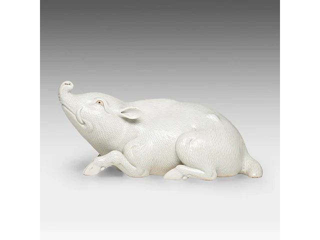 A japanese hirado white-glazed porcelain okimono of a boar, meiji period (1868-1912), l 24 cm - afbeelding 2 van  8