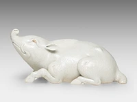 A japanese hirado white-glazed porcelain okimono of a boar, meiji period (1868-1912), l 24 cm - afbeelding 2 van  8