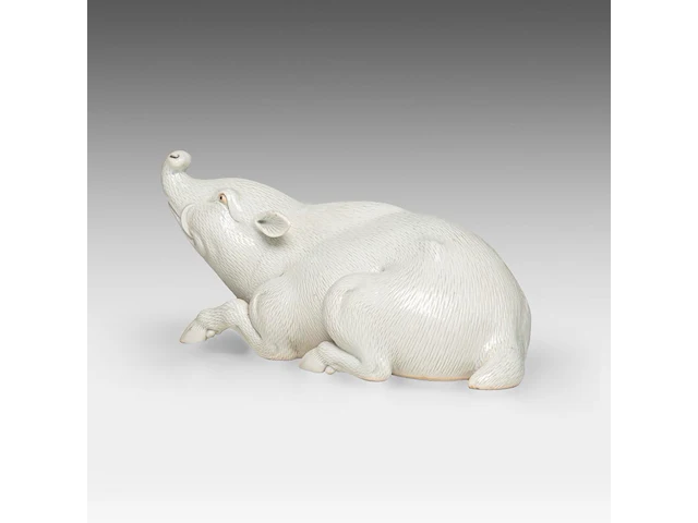 A japanese hirado white-glazed porcelain okimono of a boar, meiji period (1868-1912), l 24 cm - afbeelding 3 van  8