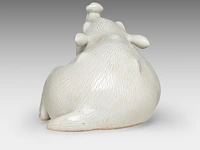 A japanese hirado white-glazed porcelain okimono of a boar, meiji period (1868-1912), l 24 cm - afbeelding 4 van  8