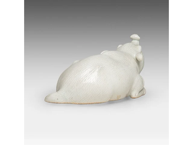 A japanese hirado white-glazed porcelain okimono of a boar, meiji period (1868-1912), l 24 cm - afbeelding 5 van  8