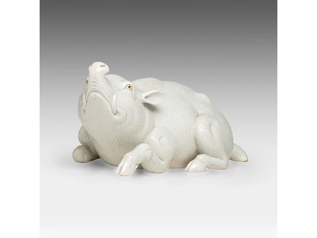 A japanese hirado white-glazed porcelain okimono of a boar, meiji period (1868-1912), l 24 cm - afbeelding 7 van  8