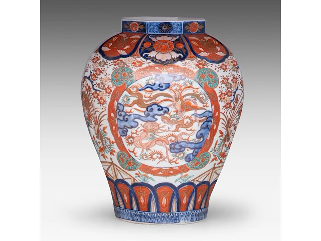 A japanese imari 'dragon and phoenix' vase, late meiji, h 39,5 cm - afbeelding 4 van  7