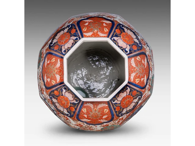 A japanese imari 'dragon and phoenix' vase, late meiji, h 39,5 cm - afbeelding 6 van  7