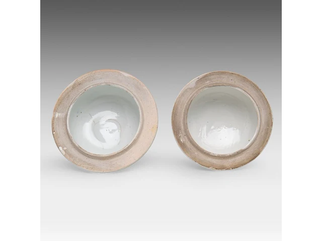 A japanese imari four-piece garniture set, late edo, h 25,5 - 42,5 cm - afbeelding 2 van  10