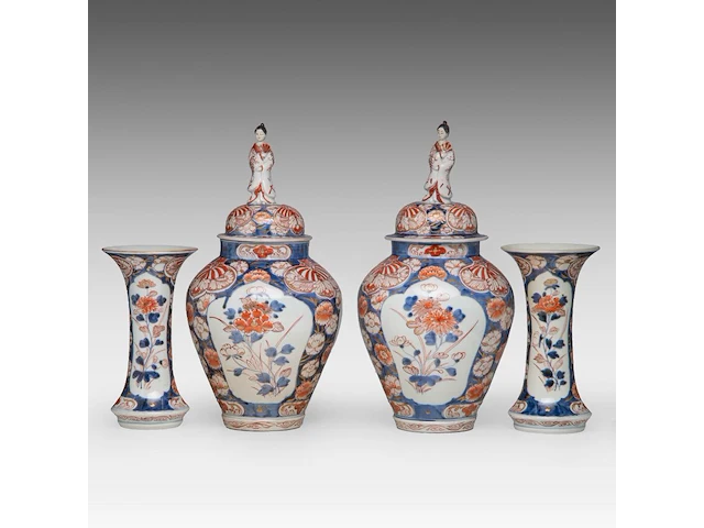 A japanese imari four-piece garniture set, late edo, h 25,5 - 42,5 cm - afbeelding 1 van  10
