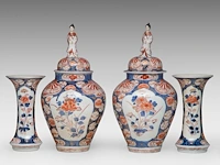 A japanese imari four-piece garniture set, late edo, h 25,5 - 42,5 cm