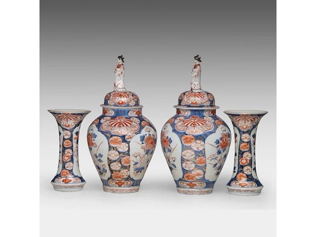 A japanese imari four-piece garniture set, late edo, h 25,5 - 42,5 cm - afbeelding 3 van  10