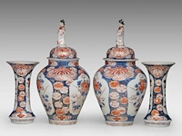 A japanese imari four-piece garniture set, late edo, h 25,5 - 42,5 cm - afbeelding 3 van  10
