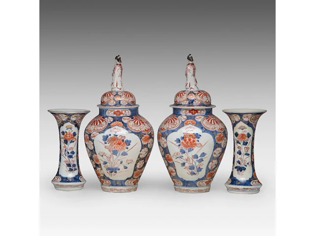 A japanese imari four-piece garniture set, late edo, h 25,5 - 42,5 cm - afbeelding 4 van  10