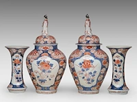 A japanese imari four-piece garniture set, late edo, h 25,5 - 42,5 cm - afbeelding 4 van  10