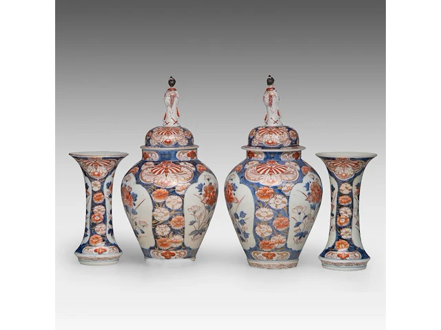 A japanese imari four-piece garniture set, late edo, h 25,5 - 42,5 cm - afbeelding 5 van  10