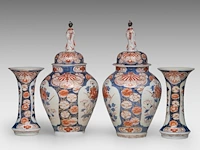 A japanese imari four-piece garniture set, late edo, h 25,5 - 42,5 cm - afbeelding 5 van  10