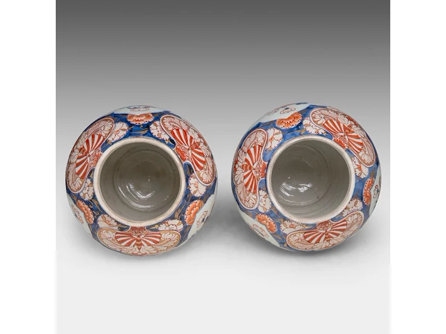 A japanese imari four-piece garniture set, late edo, h 25,5 - 42,5 cm - afbeelding 6 van  10