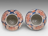 A japanese imari four-piece garniture set, late edo, h 25,5 - 42,5 cm - afbeelding 6 van  10