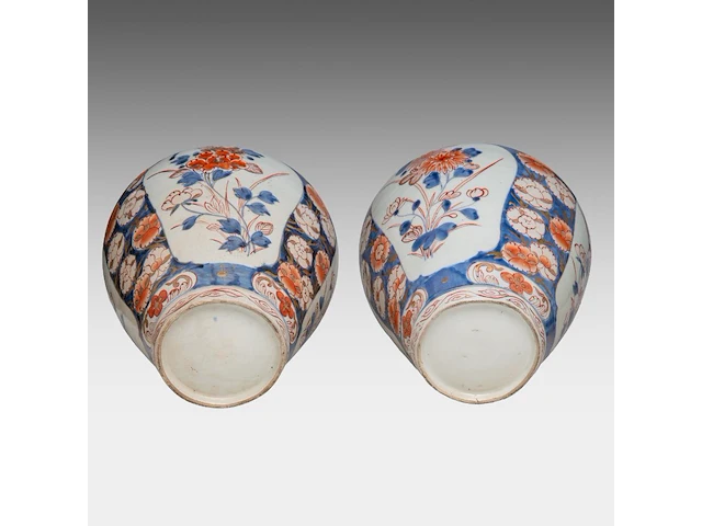 A japanese imari four-piece garniture set, late edo, h 25,5 - 42,5 cm - afbeelding 7 van  10