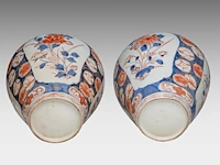 A japanese imari four-piece garniture set, late edo, h 25,5 - 42,5 cm - afbeelding 7 van  10