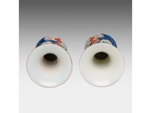 A japanese imari four-piece garniture set, late edo, h 25,5 - 42,5 cm - afbeelding 8 van  10